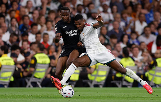 Denzel Dumfries (6.9 điểm): Tận dụng cơ hội d&acirc;ng cao kh&aacute; tốt nhưng chuyền b&oacute;ng chưa chuẩn x&aacute;c, thiếu tập trung v&agrave; cần Konat&eacute; hỗ trợ bọc l&oacute;t.