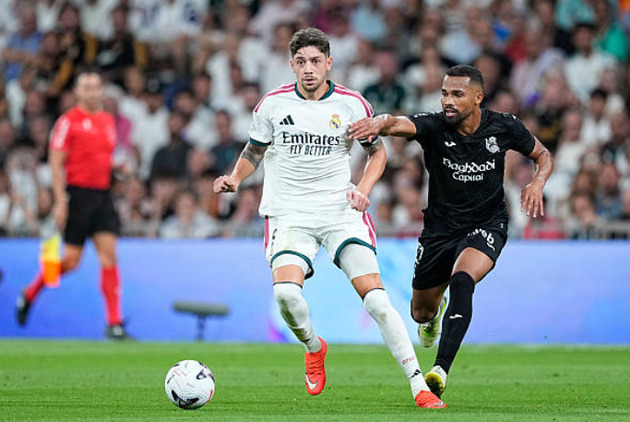Fede Valverde (7.8 điểm): Ph&ograve;ng ngự ki&ecirc;n cường v&agrave; trực tiếp đ&oacute;ng g&oacute;p v&agrave;o mặt trận tấn c&ocirc;ng với đường kiến tạo quan trọng cho Mbapp&eacute; lập c&ocirc;ng.