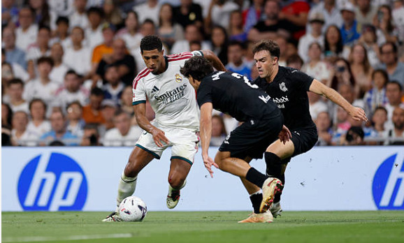 Jude Bellingham (8.4 điểm): M&agrave;n tr&igrave;nh diễn đỉnh cao như Zidane với 2 đường kiến tạo, 4 lần tạo cơ hội c&ugrave;ng khả năng xử l&yacute; b&oacute;ng cực kỳ thanh tho&aacute;t.