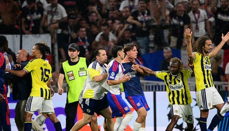 Ảnh bài viết Guendouzi giơ ngón tay giữa, châm ngòi hỗn chiến ở Champions League