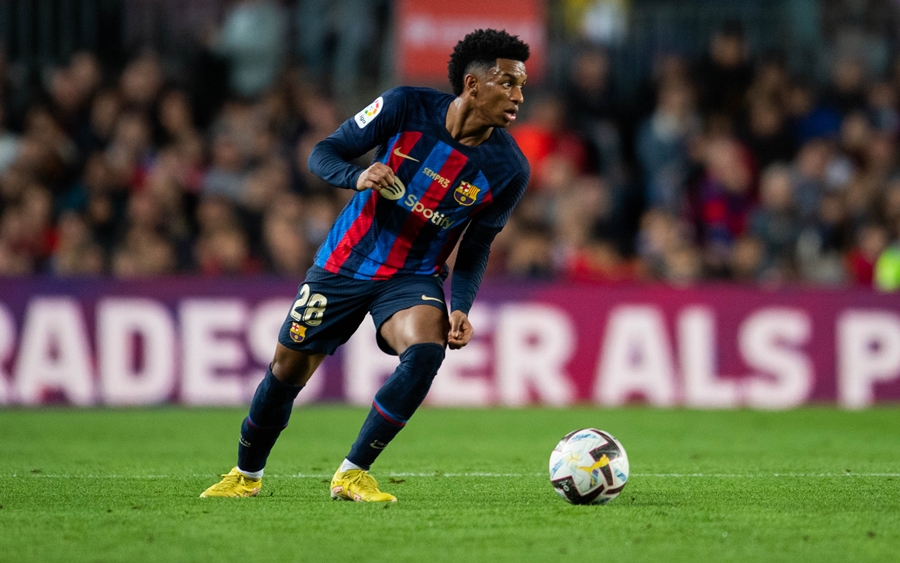Tiềm năng của Alejandro Balde l&agrave; kh&ocirc;ng thể b&agrave;n c&atilde;i. Ảnh: Barcelona FC.