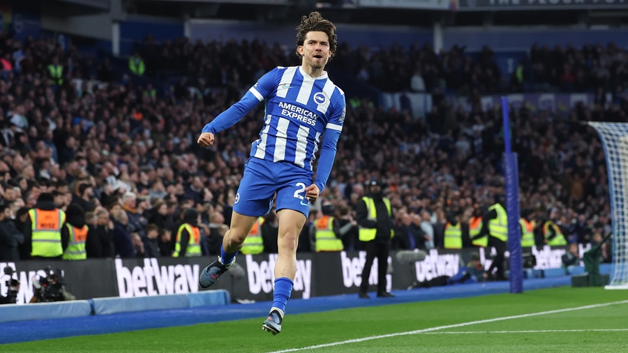 Ferdi Kadioglu l&agrave; lựa chọn an to&agrave;n hơn. Ảnh: Brighton & Hove Albion FC.