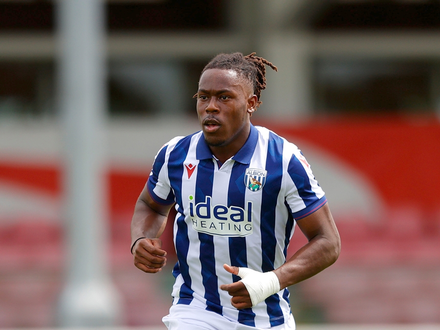 Brandon Thomas-Asante thời c&ograve;n kho&aacute;c &aacute;o West Brom. Ảnh: West Bromwich Albion.