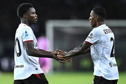 Alphadjo Cisse (cầu thủ bên trái) là ngôi sao trẻ đáng chú ý của Milan. Ảnh: Getty.