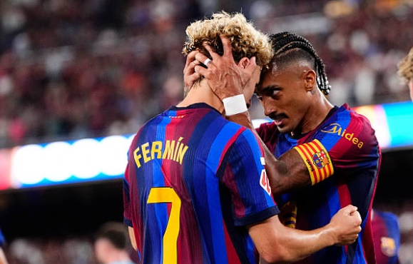 Ảnh bài viết Raphinha lừa bóng qua Simon, Barca giành chiến thắng thứ 2 tại La Liga