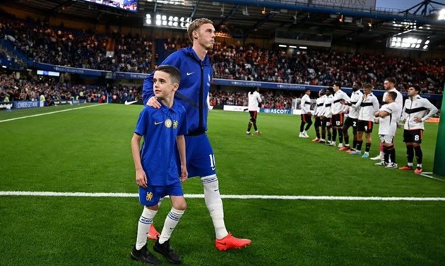 Cole Palmer (7 điểm): Vẫn là nhạc trưởng trong lối chơi của Chelsea. Palmer đã đen đủi khi sút bóng trúng xà ngang nhưng đã thể hiện tốt vai trò thủ lĩnh sau khi nhận băng đội trưởng từ Reece James.

Morgan Rogers (8 điểm): Một màn trình diễn điểm 10 về sự nhiệt huyết. Bản hợp đồng kỷ lục góp dấu giày vào hầu hết các tình huống bóng hay nhất của Chelsea trong suốt buổi tối.


Danny Welbeck (8 điểm): Màn chào sân hoàn hảo của lão tướng 35 tuổi. Welbeck khẳng định giá trị kinh nghiệm bằng cú đánh đầu dũng mãnh để mở tài khoản bàn thắng cho câu lạc bộ mới.(Nguồn ảnh: Getty Images)