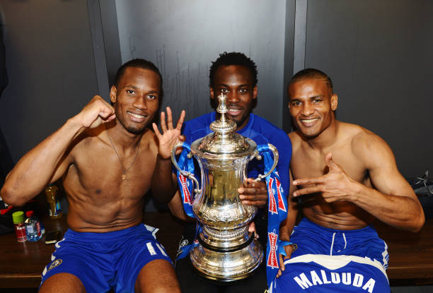 Tuyến giữa Chelsea th&ecirc;m đ&aacute;ng sợ với sức mạnh của Essien. Ảnh: Darren Walsh/Getty Images