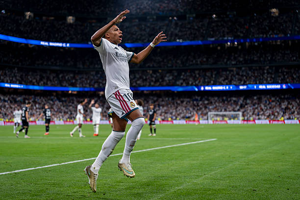 Mbappe phải nỗ lực vì tập thể. Ảnh: Alberto Gardin/NurPhoto via Getty Images.