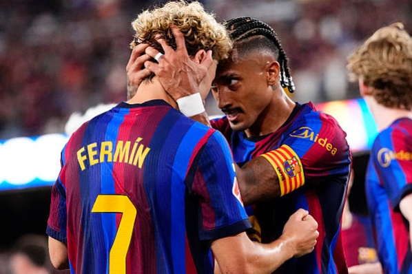 Raphinha và Fermin đang liên tục mang về những bàn thắng cho Barca. Ảnh: Jose Breton/Getty Images.