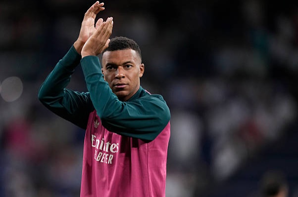 Mbappe vừa có cho mình cú hat-trick trong chiến thắng trước Real Sociedad. Ảnh: Jose Breton/Getty Images.