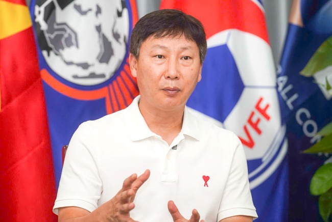 HLV Kim Sang-sik c&ugrave;ng c&aacute;c cộng sự khẩn trương bắt tay v&agrave;o giải đấu mới. Ảnh: VFF.