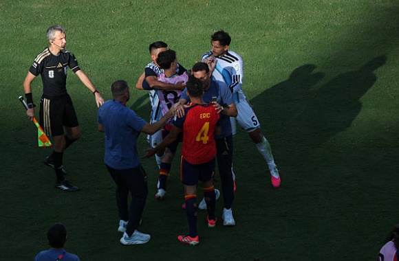Leandro Paredes bị phạt vì hành vi bạo lực sau trận chung kết World Cup. Ảnh: Pat Isaacs/Getty Images.