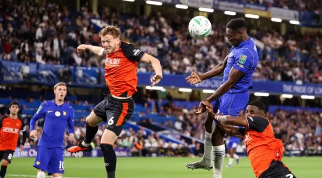 Welbeck thể hiện gi&aacute; trị của một l&atilde;o tướng. Ảnh: Jacques Feeney/Getty Images.