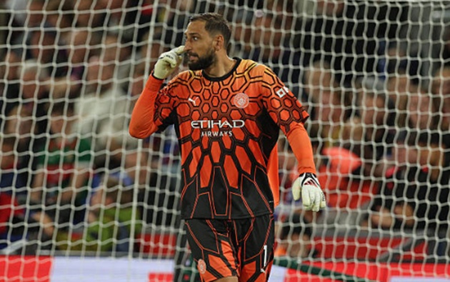 Gianluigi Donnarumma (6.8 điểm): Thủ thành người Ý có màn trình diễn tổng thể khá ổn với khả năng làm chủ không gian tốt. Tuy nhiên, anh khá đen đủi khi nhận bàn thua từ một pha phản lưới nhà.

Marc Guehi (7.5 điểm). Hậu vệ xuất sắc nhất của Man City trận này. Anh thực hiện hàng loạt pha can thiệp giải nguy đẳng cấp trong ngày tái ngộ đội bóng cũ.


Ruben Dias (7.5 điểm): Thi đấu tròn vai, đồng thời cho thấy khả năng chỉ huy hàng thủ trước Palace.


Josko Gvardiol (7.6 điểm): Có ngày thi đấu ổn khi hậu vệ Croatia rất tích cực tham gia hỗ trợ tấn công.

Abdukodir Khusanov (7.1 điểm): Anh cho thấy tốc độ bù trừ ấn tượng dù đôi lúc xử lý bóng còn hơi lỏng lẻo.




Elliot Anderson (7.1 điểm): Tiền vệ người Anh thi đấu vô cùng xông xáo khi bẻ gãy nhiều đợt lên bóng của đối thủ và chứng minh giá trị trong việc thu hồi bóng.


Nico O'Reilly (6.9 điểm): Cầu thủ người Anh có những pha xử lý tinh tế ở hiệp một nhưng dần mờ nhạt trong hiệp thi đấu thứ hai.

Phil Foden (8.1 điểm): Ngôi sao người Anh tìm lại bản sắc với 2 đường kiến tạo. Anh thi đấu xông xáo bên cánh phải và tỏ ra nguy hiểm khi cắt vào trung lộ.


Rayan Cherki (8.1 điểm): Tiền vệ người Pháp rực sáng với cú đúp ở hiệp hai, khẳng định phong độ đỉnh cao đầu mùa giải.


Erling Haaland (8.6 điểm). Sát thủ Na Uy cầu thủ hay nhất trận với một cú đúp bàn thắng. Lối chơi lùi sâu nhận bóng của anh dưới thời Maresca đang trở thành vũ khí lợi hại.

Antoine Semenyo (7.6 điểm): Cựu cầu thủ Bournemouth luôn là mối đe dọa thường trực bên hành lang cánh trái. Anh hỗ trợ hoàn hảo cho Haaland và Foden bùng nổ.

(Ảnh: Getty Images)