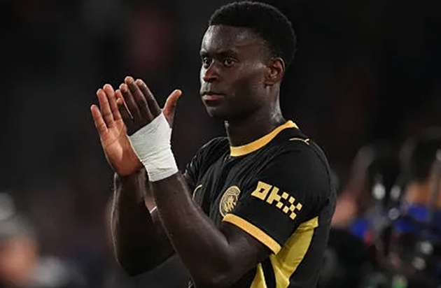 Marc Guehi (7.5 điểm). Hậu vệ xuất sắc nhất của Man City trận này. Anh thực hiện hàng loạt pha can thiệp giải nguy đẳng cấp trong ngày tái ngộ đội bóng cũ.
