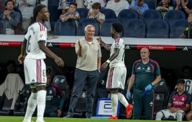 Mourinho ăn mừng c&ugrave;ng Vinicius. (Ảnh: Joel Del Rio/Marca)
