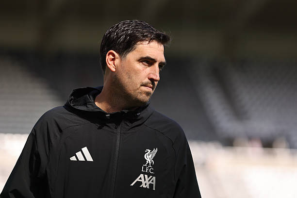 HLV Andoni Iraola nhiều khả năng sẽ kh&ocirc;ng thực hiện nhiều thay đổi nơi đội h&igrave;nh ra s&acirc;n của Liverpool. Ảnh: Michael Driver/MI News/NurPhoto via Getty Images.