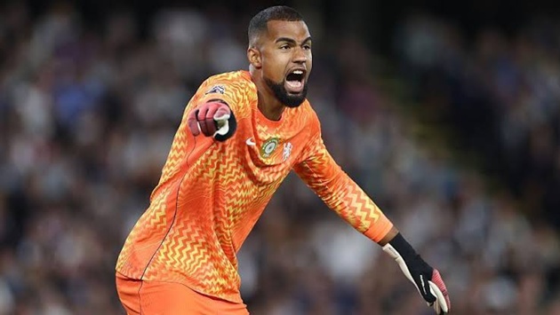 Robert Sanchez đang bị chỉ trích vì mắc sai lầm. (Ảnh: Nizaar Kinsella/Getty Images)