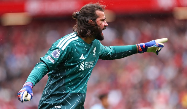 Ảnh bài viết Alisson nổi điên đá thủng bảng trọng tài sau trận hòa của Liverpool