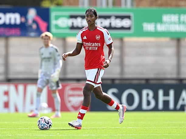Salmon được trao th&ecirc;m thời gian ở lại đội một Arsenal. Ảnh: Arsenal FC via Getty Images.