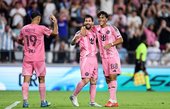 Inter Miami đ&egrave; bẹp đối thủ với điểm nhấn l&agrave; c&uacute; poker của Messi. Ảnh: Carmen Mandato/Getty Images.