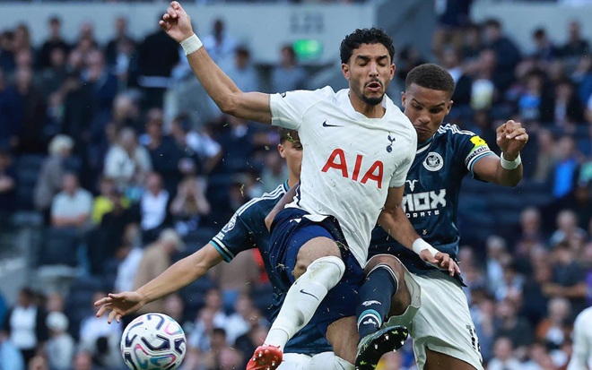 Spurs đang xếp ch&oacute;t BXH. Ảnh: Neill Hall/Shutterstock.