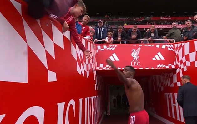 Ảnh bài viết CĐV Liverpool gây phẫn nộ vì cướp áo đấu từ tay trẻ em