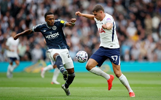 Joe Willock đ&atilde; đ&aacute; số 10 trước Spurs. Ảnh: Andrew Boyers/Action Images.