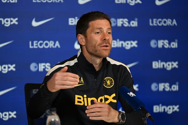 Ảnh bài viết Moises Caicedo rời sân sau 13 phút, Xabi Alonso cập nhật tình hình