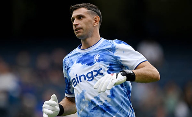 Emiliano Martinez (7.6 điểm): Tân binh người Argentina có hai pha cứu thua xuất sắc trước các cú dứt điểm của Yalcouye và Kostoulas trong hiệp một. Dù vào lưới nhặt bóng 3 lần, Martinez vẫn cho thấy khả năng làm chủ vòng cấm và sự tự tin cao độ khi đối mặt với áp lực từ Brighton.

Levi Colwill (6.8 điểm): Cầu thủ người Anh tỏ ra thoải mái nhất khi cầm bóng nhưng đôi khi vẫn bị đối phương khai thác khoảng trống sau lưng.


Wesley Fofana (6.3 điểm): Anh rất nỗ lực tịnh tiến bóng lên phía trên nhưng lại thiếu đi sự ăn ý cần thiết với đồng đội.


Maxence Lacroix (6.3 điểm): Chàng tân binh thường bị đối thủ qua mặt, khiến hàng phòng ngự "The Blues" nhiều thời điểm rơi vào trạng thái xộc xệch.

Pedro Neto (8.0 điểm): Một trong những người chơi hay nhất khi ghi bàn thắng thứ hai và suýt chút nữa có thêm pha kiến tạo cho Joao Pedro.


Romeo Lavia (7.8 điểm): Anh ghi bàn mở tỷ số từ rất sớm (phút thứ 4), khẳng định vị thế trụ cột tương lai.


Jorrel Hato (7.6 điểm): Gây ấn tượng mạnh với đường kiến tạo đẳng cấp trong một pha phản công thần tốc.

Malo Gusto (6.9 điểm): Số 27 chơi tròn vai dù phải đá nghịch vị trí ở khu vực trung tuyến.

Cole Palmer (8.0 điểm): Anh tiếp tục chứng minh đẳng cấp ngôi sao với siêu phẩm cứa lòng ở phút 75, nâng tổng số bàn thắng của anh vào lưới Brighton lên con số 6.


Morgan Rogers (8.0 điểm). Rogers dùng sức mạnh càn lướt để tạo điều kiện cho Neto ghi bàn và là mối đe dọa thường trực bên hành lang cánh.


Joao Pedro (7.9 điểm). Tiền đạo Brazil có một ngày thi đấu đầy cảm xúc khi in dấu giày vào bàn mở tỷ số và tự mình lập công ở phút 32, dù anh vô tình có một pha phản lưới nhà đầy đáng tiếc trong hiệp hai.

(Ảnh: Getty Images)