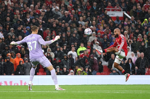 B&agrave;n thắng tinh tế của Bryan Mbeumo. Ảnh: Getty Images