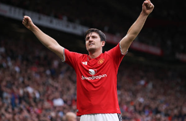 Trung vệ: Harry Maguire (6.4 điểm): Một màn trình diễn ở mức tròn vai của trung vệ người Anh. Dù góp phần vào sự lúng túng dẫn đến bàn thua đầu tiên, Maguire vẫn thể hiện tinh thần không bỏ cuộc. Cú sút của anh đã đập chân Jacob Greaves đi thẳng vào lưới, mang về bàn vươn lên dẫn trước 2-1 mang tính bước ngoặt. Ảnh:  James Gill - Danehouse qua Getty Images