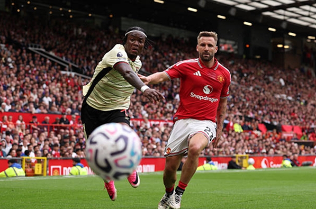 Hậu vệ trái: Luke Shaw (7 điểm): Bị đánh bại trong tình huống dẫn đến bàn mở tỷ số của đối phương và đôi lúc tỏ ra chậm chạp trong khâu bọc lót. Tuy nhiên, Shaw đã bù đắp bằng việc nỗ lực duy trì cự ly khối đội hình ở hiệp hai, đóng góp vào lối chơi luân chuyển bóng chung khi thế trận hoàn toàn thuộc về Quỷ đỏ để nhận về số điểm 7. Ảnh: Marc Atkins qua Getty Images