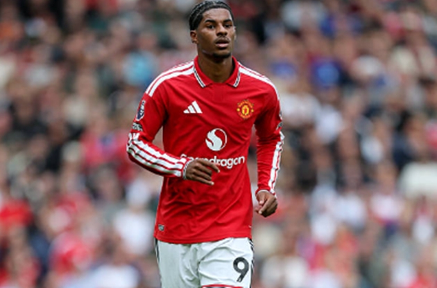 Tiền vệ trái: Marcus Rashford (7.1 điểm): Trong lần đá chính đầu tiên tại giải quốc nội kể từ tháng 12 năm 2024, Rashford thi đấu đầy nỗ lực. Anh liên tục dùng tốc độ khuấy đảo hàng thủ Ipswich, tạo ra những pha đập nhả ăn ý với Cunha, hứa hẹn sẽ sớm bùng nổ trở lại. Ảnh: Richard Sellers qua Getty Images