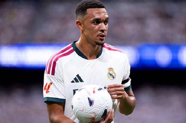 Alexander-Arnold (8.2): Sở hữu những đường chuyền dài đỉnh cao, kiến tạo hoàn hảo cho Mbappe và dẫn đầu toàn đội với 4 lần đánh chặn thành công.

Rudiger (7.8): Thay thế Ibrahima Konate một cách hoàn hảo, làm chủ hoàn toàn các tình huống không chiến và mang lại sự chắc chắn, tự tin nơi hàng thủ.

Huijsen (7.5): Thi đấu gần như hoàn hảo ngoại trừ một đường chuyền hỏng. Anh làm chủ không gian và bọc lót hiệu quả phía sau vị trí của Cucurella.

Cucurella (7.8): Xuất sắc khóa chặt David Larrubia bên hành lang cánh, phòng ngự kiên cố và nhanh chóng chiếm trọn cảm tình cùng tiếng reo hò từ khán giả Bernabeu.

Camavinga (7.4): Thi đấu ấn tượng với khả năng chuyền bóng, kéo bóng và tắc bóng chính xác.

Valverde (7): Cần chỉn chu hơn trong các đường chuyên, nhưng vẫn thi đấu bao sân cực kỳ hiệu quả, tích cực hỗ trợ phòng ngự và kéo bóng tấn công.

Diaz (6.9): Ít nổi bật hơn các ngôi sao tấn công khác, nhưng đã làm việc rất chăm chỉ để hỗ trợ Alexander-Arnold phòng ngự và có một vài pha rê bóng tốt.

Bellingham (8): Thi đấu chói sáng với bàn mở tỷ số đẹp mắt cùng tình huống ép đối phương phản lưới. Liên tục khuấy đảo và trừng phạt hàng thủ đối phương bằng các pha di chuyển thông minh.

Vinicius Junior (7.9): Thi đấu nguy hiểm khi có khoảng trống, đưa ra các quyết định xử lý bóng hợp lý và khép lại trận đấu bằng pha kiến tạo cho Arda Güler.

Mbappe (7.9): Khiến hàng thủ Malaga khổ sở nhờ tốc độ và khả năng rê bóng. Anh hiện thực hóa màn trình diễn ấn tượng bằng bàn thắng nâng tỷ số lên 3-0.* Nguồn ảnh: Getty Images.