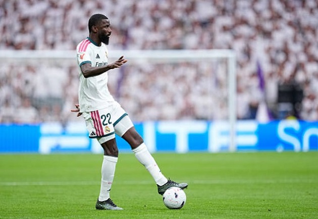 Rudiger (7.8): Thay thế Ibrahima Konate một cách hoàn hảo, làm chủ hoàn toàn các tình huống không chiến và mang lại sự chắc chắn, tự tin nơi hàng thủ.

Huijsen (7.5): Thi đấu gần như hoàn hảo ngoại trừ một đường chuyền hỏng. Anh làm chủ không gian và bọc lót hiệu quả phía sau vị trí của Cucurella.

Cucurella (7.8): Xuất sắc khóa chặt David Larrubia bên hành lang cánh, phòng ngự kiên cố và nhanh chóng chiếm trọn cảm tình cùng tiếng reo hò từ khán giả Bernabeu.

Camavinga (7.4): Thi đấu ấn tượng với khả năng chuyền bóng, kéo bóng và tắc bóng chính xác.

Valverde (7): Cần chỉn chu hơn trong các đường chuyên, nhưng vẫn thi đấu bao sân cực kỳ hiệu quả, tích cực hỗ trợ phòng ngự và kéo bóng tấn công.

Diaz (6.9): Ít nổi bật hơn các ngôi sao tấn công khác, nhưng đã làm việc rất chăm chỉ để hỗ trợ Alexander-Arnold phòng ngự và có một vài pha rê bóng tốt.

Bellingham (8): Thi đấu chói sáng với bàn mở tỷ số đẹp mắt cùng tình huống ép đối phương phản lưới. Liên tục khuấy đảo và trừng phạt hàng thủ đối phương bằng các pha di chuyển thông minh.

Vinicius Junior (7.9): Thi đấu nguy hiểm khi có khoảng trống, đưa ra các quyết định xử lý bóng hợp lý và khép lại trận đấu bằng pha kiến tạo cho Arda Güler.

Mbappe (7.9): Khiến hàng thủ Malaga khổ sở nhờ tốc độ và khả năng rê bóng. Anh hiện thực hóa màn trình diễn ấn tượng bằng bàn thắng nâng tỷ số lên 3-0.* Nguồn ảnh: Getty Images.