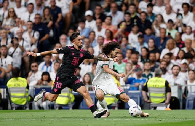 Cucurella (7.8): Xuất sắc khóa chặt David Larrubia bên hành lang cánh, phòng ngự kiên cố và nhanh chóng chiếm trọn cảm tình cùng tiếng reo hò từ khán giả Bernabeu.

Camavinga (7.4): Thi đấu ấn tượng với khả năng chuyền bóng, kéo bóng và tắc bóng chính xác.

Valverde (7): Cần chỉn chu hơn trong các đường chuyên, nhưng vẫn thi đấu bao sân cực kỳ hiệu quả, tích cực hỗ trợ phòng ngự và kéo bóng tấn công.

Diaz (6.9): Ít nổi bật hơn các ngôi sao tấn công khác, nhưng đã làm việc rất chăm chỉ để hỗ trợ Alexander-Arnold phòng ngự và có một vài pha rê bóng tốt.

Bellingham (8): Thi đấu chói sáng với bàn mở tỷ số đẹp mắt cùng tình huống ép đối phương phản lưới. Liên tục khuấy đảo và trừng phạt hàng thủ đối phương bằng các pha di chuyển thông minh.

Vinicius Junior (7.9): Thi đấu nguy hiểm khi có khoảng trống, đưa ra các quyết định xử lý bóng hợp lý và khép lại trận đấu bằng pha kiến tạo cho Arda Güler.

Mbappe (7.9): Khiến hàng thủ Malaga khổ sở nhờ tốc độ và khả năng rê bóng. Anh hiện thực hóa màn trình diễn ấn tượng bằng bàn thắng nâng tỷ số lên 3-0.* Nguồn ảnh: Getty Images.