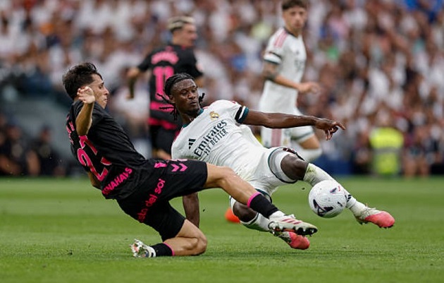 Camavinga (7.4): Thi đấu ấn tượng với khả năng chuyền bóng, kéo bóng và tắc bóng chính xác.

Valverde (7): Cần chỉn chu hơn trong các đường chuyên, nhưng vẫn thi đấu bao sân cực kỳ hiệu quả, tích cực hỗ trợ phòng ngự và kéo bóng tấn công.

Diaz (6.9): Ít nổi bật hơn các ngôi sao tấn công khác, nhưng đã làm việc rất chăm chỉ để hỗ trợ Alexander-Arnold phòng ngự và có một vài pha rê bóng tốt.

Bellingham (8): Thi đấu chói sáng với bàn mở tỷ số đẹp mắt cùng tình huống ép đối phương phản lưới. Liên tục khuấy đảo và trừng phạt hàng thủ đối phương bằng các pha di chuyển thông minh.

Vinicius Junior (7.9): Thi đấu nguy hiểm khi có khoảng trống, đưa ra các quyết định xử lý bóng hợp lý và khép lại trận đấu bằng pha kiến tạo cho Arda Güler.

Mbappe (7.9): Khiến hàng thủ Malaga khổ sở nhờ tốc độ và khả năng rê bóng. Anh hiện thực hóa màn trình diễn ấn tượng bằng bàn thắng nâng tỷ số lên 3-0.* Nguồn ảnh: Getty Images.