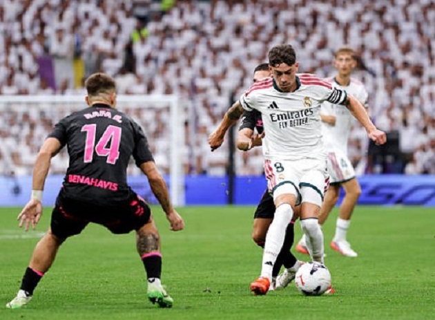 Valverde (7): Cần chỉn chu hơn trong các đường chuyên, nhưng vẫn thi đấu bao sân cực kỳ hiệu quả, tích cực hỗ trợ phòng ngự và kéo bóng tấn công.

Diaz (6.9): Ít nổi bật hơn các ngôi sao tấn công khác, nhưng đã làm việc rất chăm chỉ để hỗ trợ Alexander-Arnold phòng ngự và có một vài pha rê bóng tốt.

Bellingham (8): Thi đấu chói sáng với bàn mở tỷ số đẹp mắt cùng tình huống ép đối phương phản lưới. Liên tục khuấy đảo và trừng phạt hàng thủ đối phương bằng các pha di chuyển thông minh.

Vinicius Junior (7.9): Thi đấu nguy hiểm khi có khoảng trống, đưa ra các quyết định xử lý bóng hợp lý và khép lại trận đấu bằng pha kiến tạo cho Arda Güler.

Mbappe (7.9): Khiến hàng thủ Malaga khổ sở nhờ tốc độ và khả năng rê bóng. Anh hiện thực hóa màn trình diễn ấn tượng bằng bàn thắng nâng tỷ số lên 3-0.* Nguồn ảnh: Getty Images.