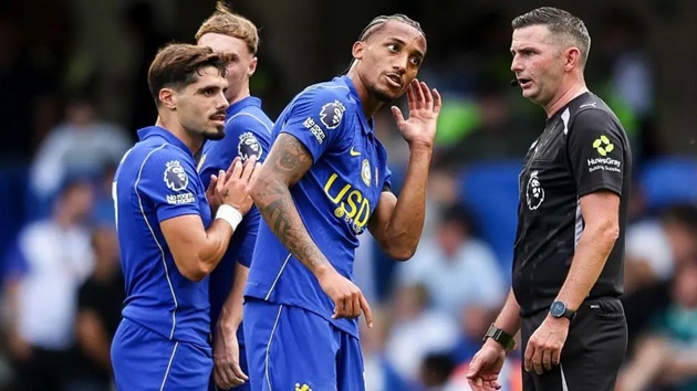 Ảnh bài viết Trọng tài Michael Oliver mất liên lạc trong trận Chelsea thắng Brighton