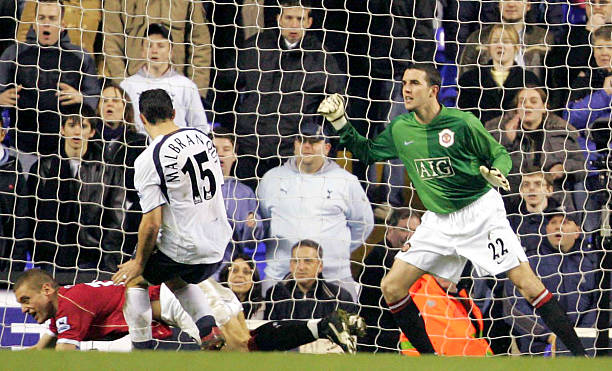 Van der Sar chấn thương, O'Shea lập tức đứng vào khung gỗ. Ảnh: Matthew Peters/Manchester United/Getty Images.