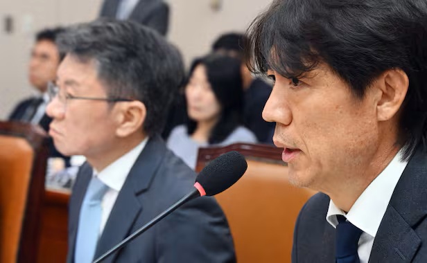 HLV Hong Myung-bo phải dự phi&ecirc;n điều trần sau thất bại ở World Cup. Ảnh: Chosun.