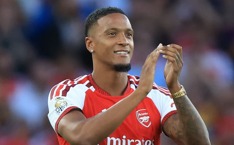 Ezri Konsa hứa hẹn giúp nâng tầm hàng thủ Arsenal. Ảnh: Nigel French/Getty.