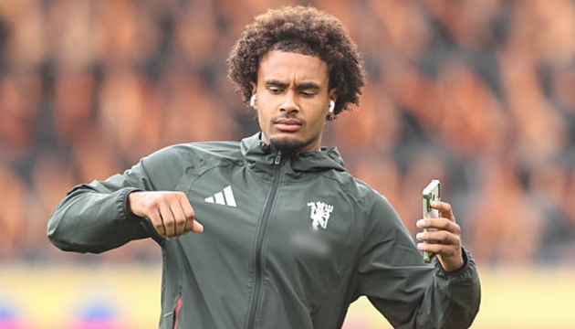 Joshua Zirkzee chưa thể rời Man United. Ảnh: