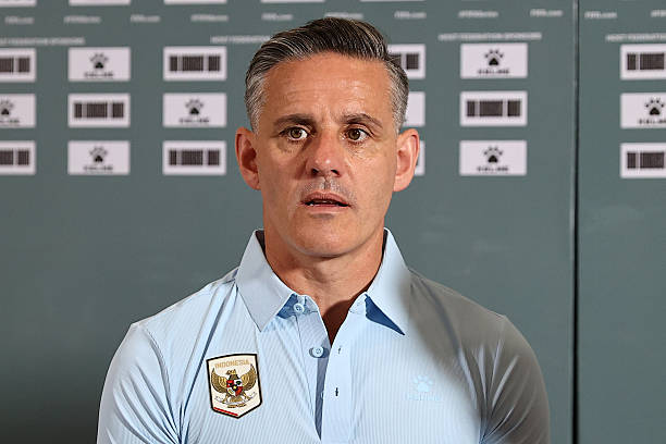 Herdman nhận cảnh b&aacute;o từ truyền th&ocirc;ng Indonesia. Ảnh: Robertus Pudyanto - FIFA/FIFA via Getty Images