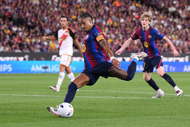 Raphinha bùng nổ trong chiến thắng của Barca. Ảnh của David Ramos/Getty Images.