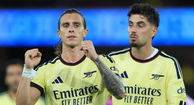 Ảnh bài viết Riccardo Calafiori khiến Neville, Carragher trầm trồ