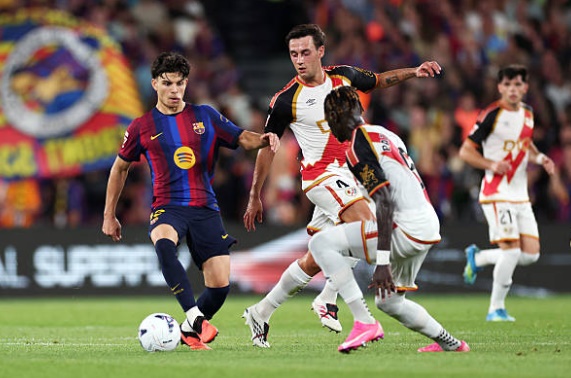 Hậu vệ trái: Xavi Espart – 7.3 điểm. Hậu vệ trẻ trưởng thành từ La Masia tiếp tục cho thấy sự thăng tiến vượt bậc. Espart thi đấu điềm tĩnh, hỗ trợ tấn công ấn tượng với đường chuyền dọn cỗ cho Raphinha mở tỉ số. Dù mắc một phần lỗi nhỏ trong việc kèm người ở bàn thua thứ hai, màn trình diễn tổng thể của anh vẫn rất đáng khen ngợi. Ảnh: David Ramirez/Soccrates/Getty Images.

Trung vệ: Andreas Christensen – 6.9 điểm. Cầu thủ người Đan Mạch sử dụng trí thông minh và khả năng đọc tình huống để bù đắp cho sự thiếu hụt về tốc độ. Christensen duy trì sự tập trung tốt trong phần lớn thời gian, có nhiều đường chuyền xuyên tuyến chất lượng giúp đội bóng chuyển đổi trạng thái từ phòng ngự sang tấn công nhanh chóng. Ảnh: Sergio Ruiz / Pressinphoto / Icon Sport.

Trung vệ: Pau Cubarsi – 6.7 điểm. Thi đấu với sự tự tin cao độ của một thủ lĩnh trẻ ở hàng thủ. Cubarsi là điểm khởi đầu đáng tin cậy cho mọi đợt lên bóng của Barca. Dù đôi lúc gặp khó khăn trước sức ép pressing tầm cao từ Rayo Vallecano, anh vẫn đảm bảo được sự an toàn cần thiết trước khung thành đội nhà. Ảnh: Javier Borrego/Europa Press via Getty Images.

Hậu vệ phải: Jules Kounde – 6.3 điểm. Mắt xích yếu nhất trong hệ thống phòng ngự của Barcelona ở trận này. Kounde nhập cuộc chậm chạp, thường xuyên mắc lỗi vị trí và để đối thủ vượt qua dễ dàng ở hành lang cánh phải. Điểm nhấn đáng chú ý duy nhất của anh là pha dứt điểm tung lưới đối phương nhưng đã bị VAR từ chối. Ảnh: Jose Breton/Pics Action/NurPhoto via Getty Images.

Tiền vệ trung tâm: Pedri – 6.9 điểm. Đóng vai trò "trạm trung chuyển" bóng giữa sân, Pedri điều tiết nhịp độ trận đấu ở mức ổn định. Anh di chuyển rộng để kết nối các tuyến, tuy nhiên trong trận đấu này, tiền vệ người Tây Ban Nha thiếu đi những đường chuyền mang tính đột biến cao để xé toang hàng thủ lùi sâu của đối phương. Ảnh: Pablo Rodriguez/Quality Sport Images/Getty Images

Tiền vệ trung tâm: Marc Bernal – 7.3 điểm. Một màn trình diễn đầy hứa hẹn của tiền vệ trẻ. Bernal không chỉ đảm nhiệm tốt vai trò đánh chặn mà còn trực tiếp tham gia vào mặt trận tấn công với pha kiến tạo thông minh cho Lamine Yamal ghi bàn. Khả năng giữ bóng và xoay sở trong không gian hẹp của anh là điểm sáng lớn. Ảnh: Javier Borrego/Europa Press via Getty Images.

Tiền vệ cánh trái: Anthony Gordon – 7.3 điểm. Tân binh người Anh thực sự là cơn ác mộng bên hành lang cánh trái của Rayo Vallecano. Với tốc độ và kỹ thuật lắt léo, Gordon liên tục tạo ra sóng gió, góp dấu giày vào bàn thắng thứ ba và trực tiếp kiến tạo cho Raphinha hoàn tất cú đúp trong hiệp hai. Ảnh: David Ramirez/Soccrates/Getty Images.

Tiền vệ tấn công: Dani Olmo – 6.8 điểm. Olmo di chuyển rất linh hoạt giữa các tuyến, tạo ra sự kết nối mượt mà cho hàng công. Dù phối hợp tốt với các đồng đội xung quanh, cựu sao Leipzig vẫn cần cải thiện độ sắc sảo trong những pha dứt điểm cuối cùng để chuyển hóa cơ hội thành bàn thắng. Ảnh: David Ramirez/Soccrates/Getty Images.

Tiền vệ cánh phải: Lamine Yamal – 8.6 điểm. Ngôi sao trẻ người Tây Ban Nha có một ngày thi đấu bùng nổ với cú đúp bàn thắng đẳng cấp. Những pha đi bóng từ cánh vào trung lộ và dứt điểm hiểm hóc của Yamal chính là chìa khóa mở ra chiến thắng cho Barca. Anh tiếp tục chứng minh tầm ảnh hưởng không thể thay thế trong lối chơi của đội bóng. Ảnh: Pablo Rodriguez/Quality Sport Images/Getty Images.

Tiền đạo: Raphinha – 8.6 điểm. Đeo băng thủ quân và tỏa sáng rực rỡ với hai pha lập công quyết định. Raphinha thể hiện sự càn lướt, tốc độ và khả năng chọn vị trí nhạy bén của một trung phong thực thụ. Anh không chỉ ghi bàn mà còn là cầu thủ tích cực gây áp lực nhất trên hàng công. Ảnh: Lluis GENE / AFP via Getty Images.
