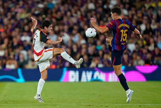 Trung vệ: Andreas Christensen – 6.9 điểm. Cầu thủ người Đan Mạch sử dụng trí thông minh và khả năng đọc tình huống để bù đắp cho sự thiếu hụt về tốc độ. Christensen duy trì sự tập trung tốt trong phần lớn thời gian, có nhiều đường chuyền xuyên tuyến chất lượng giúp đội bóng chuyển đổi trạng thái từ phòng ngự sang tấn công nhanh chóng. Ảnh: Sergio Ruiz / Pressinphoto / Icon Sport.

Trung vệ: Pau Cubarsi – 6.7 điểm. Thi đấu với sự tự tin cao độ của một thủ lĩnh trẻ ở hàng thủ. Cubarsi là điểm khởi đầu đáng tin cậy cho mọi đợt lên bóng của Barca. Dù đôi lúc gặp khó khăn trước sức ép pressing tầm cao từ Rayo Vallecano, anh vẫn đảm bảo được sự an toàn cần thiết trước khung thành đội nhà. Ảnh: Javier Borrego/Europa Press via Getty Images.

Hậu vệ phải: Jules Kounde – 6.3 điểm. Mắt xích yếu nhất trong hệ thống phòng ngự của Barcelona ở trận này. Kounde nhập cuộc chậm chạp, thường xuyên mắc lỗi vị trí và để đối thủ vượt qua dễ dàng ở hành lang cánh phải. Điểm nhấn đáng chú ý duy nhất của anh là pha dứt điểm tung lưới đối phương nhưng đã bị VAR từ chối. Ảnh: Jose Breton/Pics Action/NurPhoto via Getty Images.

Tiền vệ trung tâm: Pedri – 6.9 điểm. Đóng vai trò "trạm trung chuyển" bóng giữa sân, Pedri điều tiết nhịp độ trận đấu ở mức ổn định. Anh di chuyển rộng để kết nối các tuyến, tuy nhiên trong trận đấu này, tiền vệ người Tây Ban Nha thiếu đi những đường chuyền mang tính đột biến cao để xé toang hàng thủ lùi sâu của đối phương. Ảnh: Pablo Rodriguez/Quality Sport Images/Getty Images

Tiền vệ trung tâm: Marc Bernal – 7.3 điểm. Một màn trình diễn đầy hứa hẹn của tiền vệ trẻ. Bernal không chỉ đảm nhiệm tốt vai trò đánh chặn mà còn trực tiếp tham gia vào mặt trận tấn công với pha kiến tạo thông minh cho Lamine Yamal ghi bàn. Khả năng giữ bóng và xoay sở trong không gian hẹp của anh là điểm sáng lớn. Ảnh: Javier Borrego/Europa Press via Getty Images.

Tiền vệ cánh trái: Anthony Gordon – 7.3 điểm. Tân binh người Anh thực sự là cơn ác mộng bên hành lang cánh trái của Rayo Vallecano. Với tốc độ và kỹ thuật lắt léo, Gordon liên tục tạo ra sóng gió, góp dấu giày vào bàn thắng thứ ba và trực tiếp kiến tạo cho Raphinha hoàn tất cú đúp trong hiệp hai. Ảnh: David Ramirez/Soccrates/Getty Images.

Tiền vệ tấn công: Dani Olmo – 6.8 điểm. Olmo di chuyển rất linh hoạt giữa các tuyến, tạo ra sự kết nối mượt mà cho hàng công. Dù phối hợp tốt với các đồng đội xung quanh, cựu sao Leipzig vẫn cần cải thiện độ sắc sảo trong những pha dứt điểm cuối cùng để chuyển hóa cơ hội thành bàn thắng. Ảnh: David Ramirez/Soccrates/Getty Images.

Tiền vệ cánh phải: Lamine Yamal – 8.6 điểm. Ngôi sao trẻ người Tây Ban Nha có một ngày thi đấu bùng nổ với cú đúp bàn thắng đẳng cấp. Những pha đi bóng từ cánh vào trung lộ và dứt điểm hiểm hóc của Yamal chính là chìa khóa mở ra chiến thắng cho Barca. Anh tiếp tục chứng minh tầm ảnh hưởng không thể thay thế trong lối chơi của đội bóng. Ảnh: Pablo Rodriguez/Quality Sport Images/Getty Images.

Tiền đạo: Raphinha – 8.6 điểm. Đeo băng thủ quân và tỏa sáng rực rỡ với hai pha lập công quyết định. Raphinha thể hiện sự càn lướt, tốc độ và khả năng chọn vị trí nhạy bén của một trung phong thực thụ. Anh không chỉ ghi bàn mà còn là cầu thủ tích cực gây áp lực nhất trên hàng công. Ảnh: Lluis GENE / AFP via Getty Images.