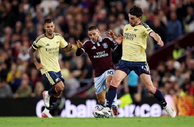 Declan Rice (7.1): Kiểm soát tuyến giữa, thu hồi bóng và đá phạt nguy hiểm, nhưng phải rời sân vì chấn thương ở những phút cuối. Ảnh: Neville Williams/Aston Villa FC via Getty Images.

Christos Tzolis (5.8): Mờ nhạt, gặp khó trước cường độ thi đấu của Villa và bị thay ra ngay sau hiệp một. Ảnh: Stuart MacFarlane/Arsenal FC via Getty Images.

Martin Odegaard (7.2): Thi đấu khá trầm lắng, chưa tạo ra được nhiều đường chuyền đột biến để xé rách hàng thủ đối phương. Ảnh: Stuart MacFarlane/Arsenal FC via Getty Images.

Bukayo Saka (8.3): Cực kỳ nhạy bén trong vòng cấm, ghi bàn thắng duy nhất mang về 3 điểm cho Arsenal. Ảnh: Stuart MacFarlane/Arsenal FC via Getty Images.

Kai Havertz (6.6): Mờ nhạt, tranh chấp kém và bỏ lỡ cơ hội khi dứt điểm thẳng vào vị trí thủ môn. Ảnh: Harry Murphy/Aston Villa FC via Getty Images.